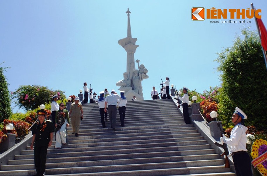 Ngày 9/5, nhân kỷ niệm 69 năm ngày Chiến thắng Phát xít Đức (9/5/1945 – 9/5/2014), Đại sứ quán Liên Bang Nga tại Hà Nội, Tổng lãnh Sự quán Liên bang Nga tại TP HCM, cùng đoàn đại biểu Trung ương Hội Hữu nghị Việt – Nga, lãnh đạo UBND tỉnh Khánh Hòa, các tổ chức đoàn thể đã đến dâng hoa, dâng hương tưởng niệm các anh hùng liệt sĩ tại Tượng đài tưởng niệm quân nhân Liên Xô/Nga - Việt Nam tại TP. Cam Ranh (Khánh Hòa).